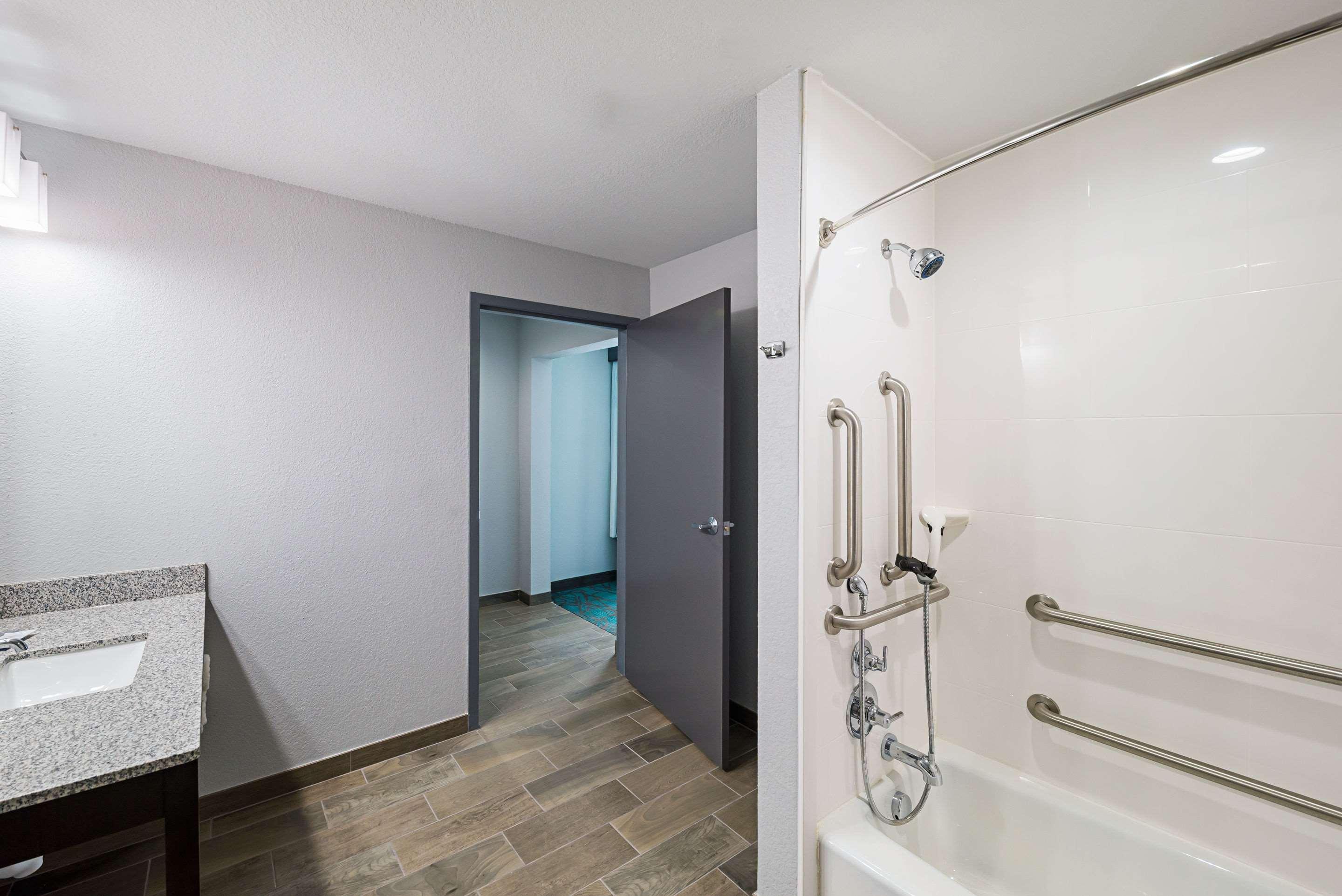 Comfort Inn & Suites Oklahoma City Near Bricktown Екстериор снимка