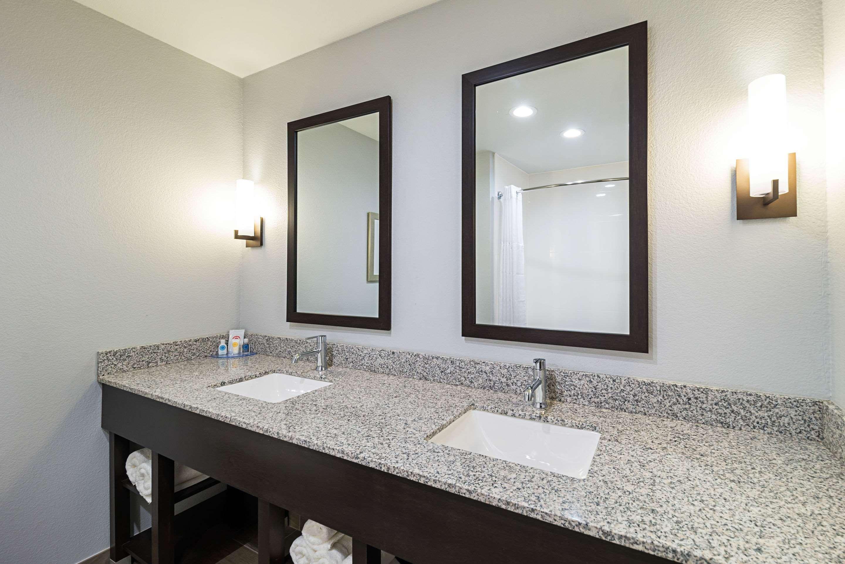 Comfort Inn & Suites Oklahoma City Near Bricktown Екстериор снимка